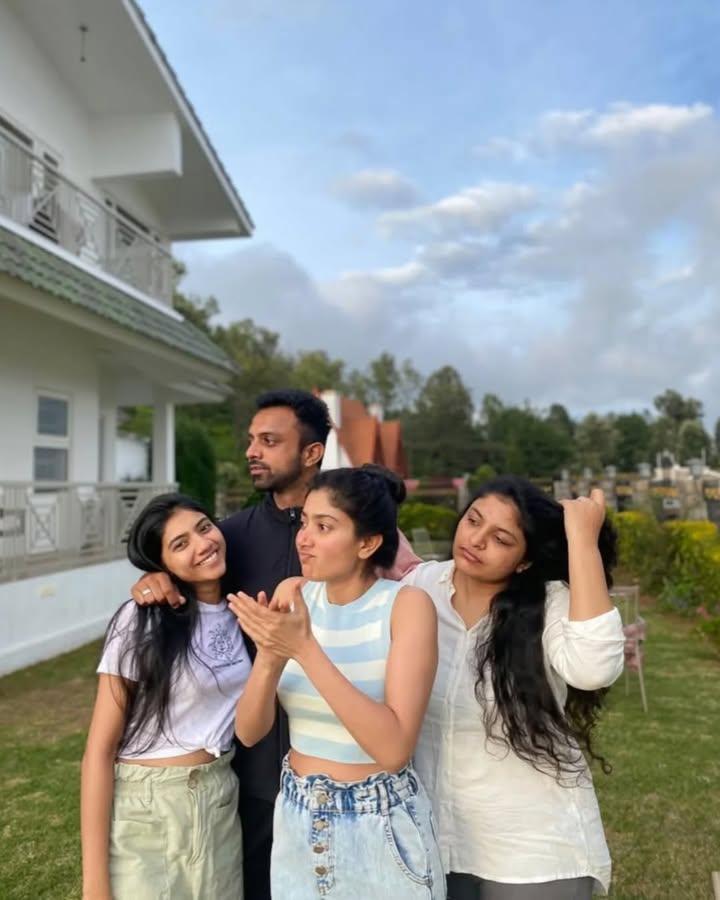 sai-pallavi-family-photo